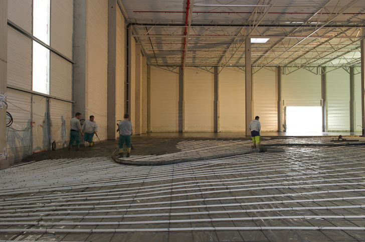 Mit einer Flächenheizung und Luft/Wasser-Wärmepumpen konnten die Heizkosten gegenüber dem herkömmlichen Konzept deutlichgesenkt werden. - Uponor