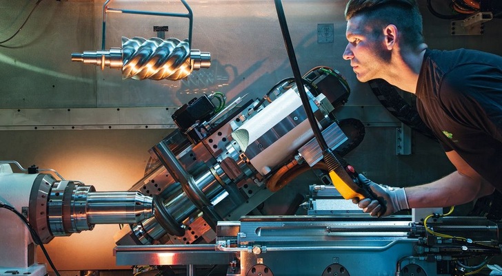 Im Bitzer-Werk Rottenburg-Ergenzingen stellen 550 Mitarbeiter hochwertige Schraubenverdichter her. - Bitzer