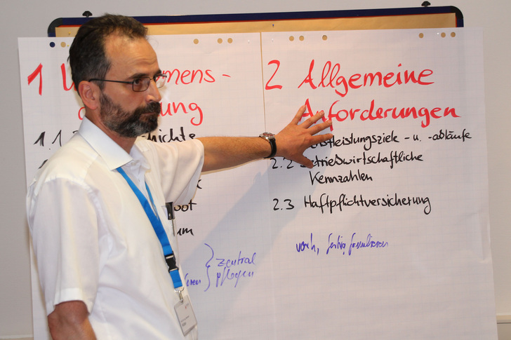 Professor Hermann Hütter bei der Entwicklung einer Organisationsstruktur. - Qualitätsverbund Planer am Bau