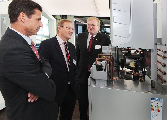 Aktuelle Heizgeräte im Fokus (v.l.): Thomas Bauer (Bereichsvorstand Bosch Thermotechnik), Johannes Schmalzl (Regierungspräsident Stuttgart) und Stefan Hartung (Geschäftsführer der Robert Bosch GmbH). - © Bosch
 Aktuelle Heizgeräte im Fokus (v.l.): Thomas Bauer (Bereichsvorstand Bosch Thermotechnik), Johannes Schmalzl (Regierungspräsident Stuttgart) und Stefan Hartung (Geschäftsführer der Robert Bosch GmbH). - Bosch