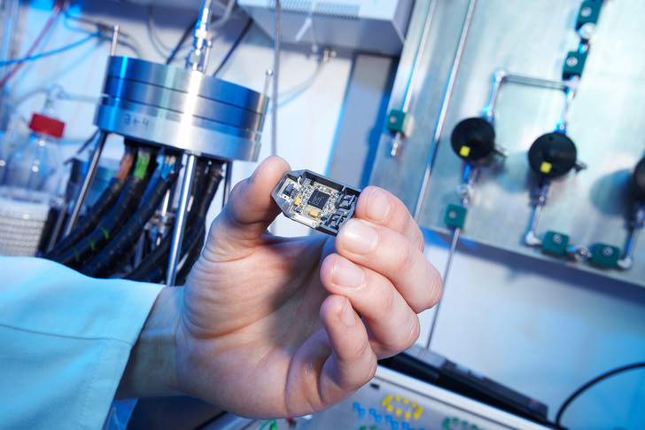Im Sensor des Fraunhofer IPM reagieren Farbstoffe auf Gase — und lösen so schon bei Schwelbränden Alarm aus. - © K.-U. Wudtke / Fraunhofer IPM
Im Sensor des Fraunhofer IPM reagieren Farbstoffe auf Gase — und lösen so schon bei Schwelbränden Alarm aus. - K.-U. Wudtke / Fraunhofer IPM