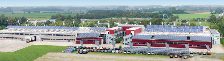 Seit der Gründung im Jahr 1988 setzt Solvis auf hocheffiziente Systemtechnik und Solarenergie. Produziert wird in der Nullemissionsfabrik in Braunschweig. - Solvis - © Solvis
