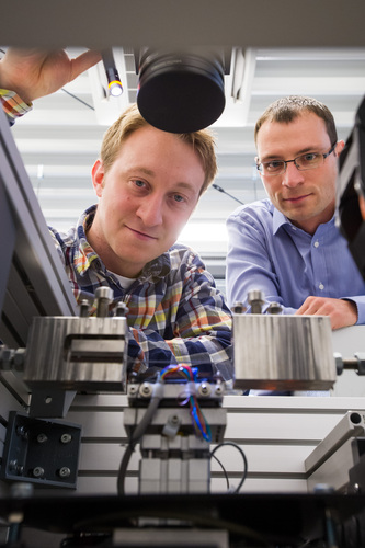 Die Ingenieure Marvin Schmidt (l.) und Johannes Ullrich arbeiten im Forscherteam der Professoren Andreas Schütze und Stefan Seelecke an einer umweltfreundlichen und ressourcenschonenden Kühlmethode. - Oliver Dietze