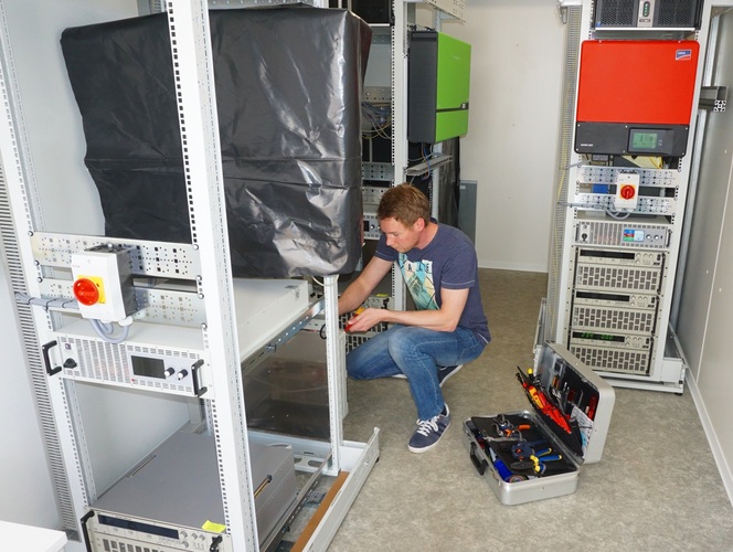 Aufbau von Testständen am KIT, mit denen die Sicherheit, Qualität und Netzdienlichkeit von Heimspeichern für Strom aus PV-Anlagen analysiert wird. - KIT - © KIT
Aufbau von Testständen am KIT, mit denen die Sicherheit, Qualität und Netzdienlichkeit von Heimspeichern für Strom aus PV-Anlagen analysiert wird. - KIT - © KIT