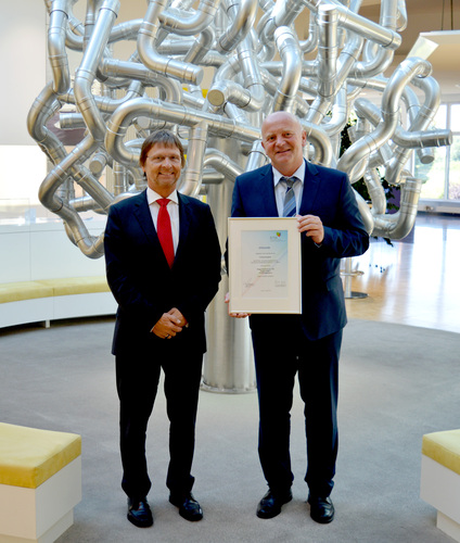 BTGA-Hauptgeschäftsführer Günther Mertz (links) überreichte Werner Schulte, Leiter Technisches Marketing bei Viega, die Mitgliedsurkunde. - Tuschy / BTGA