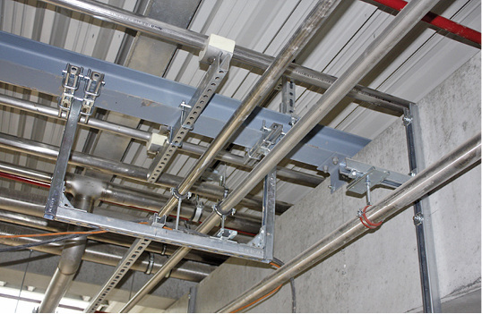 Hängerahmen mit Gleitelementen. Dieser lässt sich bei Bedarf auch an einem Stahlträger anbringen.