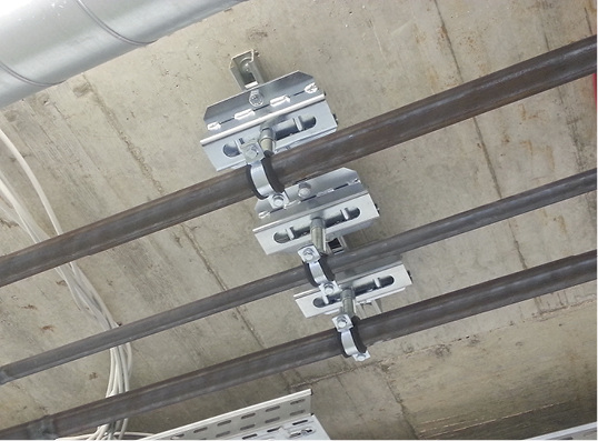 Gleitende Konstruktion mit Rollenlagern. Ihr Rollwiderstand ist viel geringer als der Haftreibungswiderstand herkömmlicher Gleiter, sodass beim Anfahren der Rohrleitung geringere Axialkräfte auftreten.