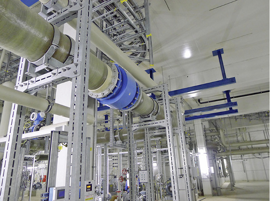 Je größer die Dimensionen, desto mehr Bedeutung bekommt das Thema Rohrbewegungen. Hier sorgen ein Kompensator und vor- und nachgelagerte Gleitschlitten dafür, dass die Bewegungen der Rohrleitung ausgeglichen werden.