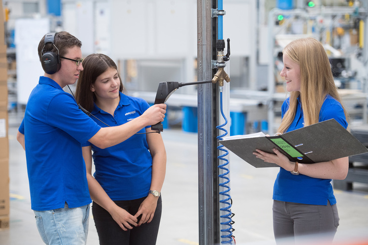 Energiescouts auf der Suche nach Energiefressern. - ebm-papst