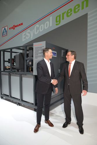 Dr. Frank Schmidt (rechts), CEO der Viessmann Kühlsysteme Division, und Christian Fleck, Geschäftsführer der Aldi-Nord-Regionalgesellschaft Scharbeutz, besiegeln die Kooperation. - Martin Ernst / Viessmann / Aldi Nord