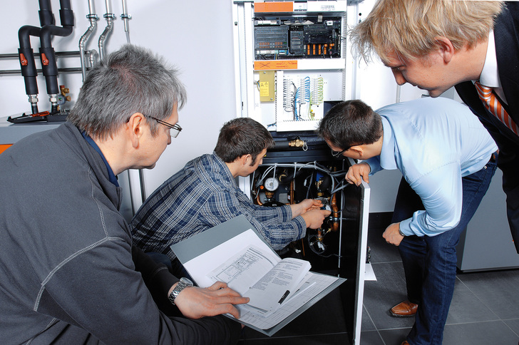 Die Ausstellungs- und Seminarräume des Gebäudes stehen auch den Heizungsfachfirmen der Region für Beratungen und Schulungen zur Verfügung. - Viessmann - © Viessmann
Die Ausstellungs- und Seminarräume des Gebäudes stehen auch den Heizungsfachfirmen der Region für Beratungen und Schulungen zur Verfügung. - Viessmann - © Viessmann