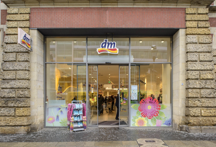 dm-Markt im denkmalgeschützten Gebäude der ehemaligen Hauptpost von Erfurt. - Daikin Airconditioning Germany - © Daikin Airconditioning Germany
dm-Markt im denkmalgeschützten Gebäude der ehemaligen Hauptpost von Erfurt. - Daikin Airconditioning Germany - © Daikin Airconditioning Germany