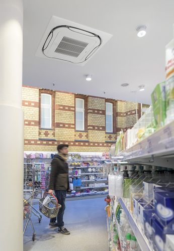 Der dm-Markt am Erfurter Anger wird im Verkaufsraum über sechs Daikin-Roundflow-Deckenkassetten klimatisiert. - Daikin Airconditioning Germany