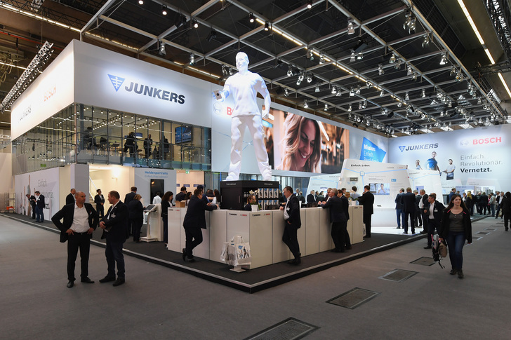 Schon auf der Weltleitmesse ISH im März 2017 sorgt die von weiten sichtbare Installateurs-Statue für Aufsehen. - Junkers Bosch, Fotograf Matthias Hangst