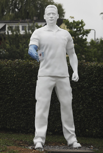 Helden-Statue am Eingang des Junkers-Bosch-Werksgeländes in Wernau. - Junkers Bosch