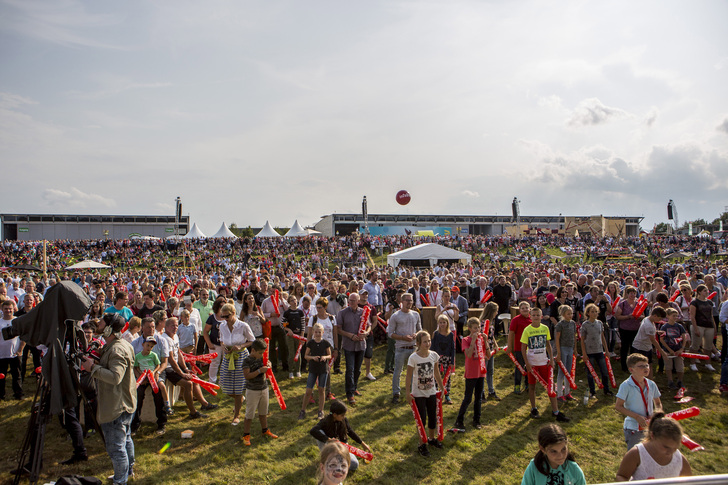 Rund 11.000 Mitarbeiter und ihre Angehörigen besuchten das Jahrhundertfestival in Allendorf. - Viessmann - © Viessmann
Rund 11.000 Mitarbeiter und ihre Angehörigen besuchten das Jahrhundertfestival in Allendorf. - Viessmann - © Viessmann