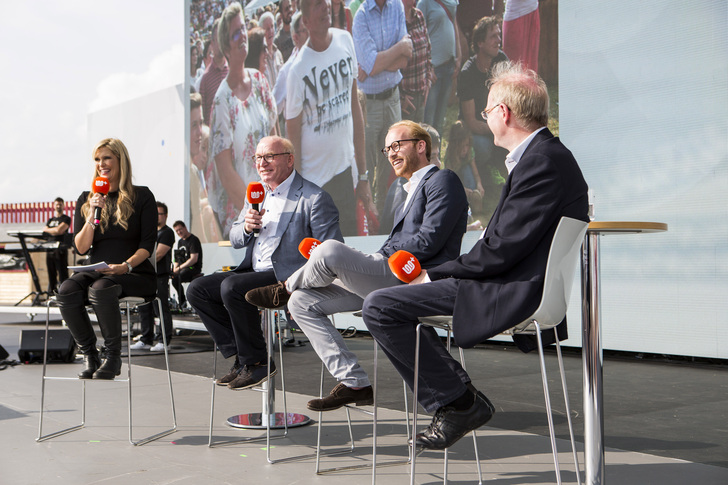 Interview zum Jahrhundertmoment: Moderatorin Verena Wriedt im Gespräch mit Prof. Dr. Martin Viessmann, Maximilian Viessmann und Joachim Janssen (v.l.) - Viessmann - © Viessmann
