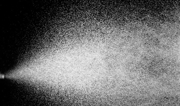 Zerstäubung von Wasser in einem Hybrid-Luftbefeuchter. - fotolia / Jana Horti