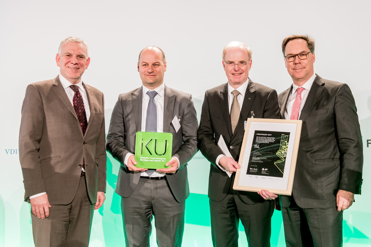 Preisverleihung des IKU-Awards (v.l.): Umweltstaatssekretär Jochen Flasbarth, Frank Winters, CEO Viessmann Refrigeration Solutions, Joachim Janssen, Co-CEO Viessmann Group sowie Holger Lösch, stellvertretender BDI-Hauptgeschäftsführer. - Viessmann