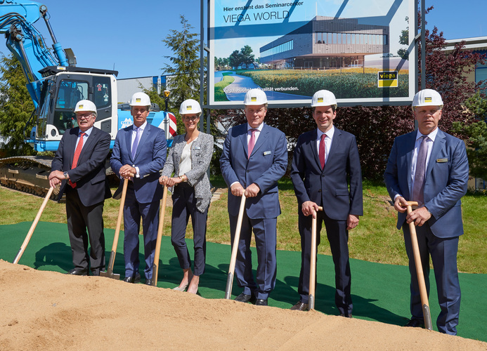 Spatenstich (v.l.): Frank Beckehoff, Landrat Kreis Olpe, Claus Holst-Gydesen, Vorsitzender der Geschäftsführung der Viega Holding GmbH & Co. KG, Anna Viegener, Chief Strategy Officer und Gesellschafterin, Walter Viegener, Vorsitzender der Geschäftsführung der Viega Holding GmbH & Co. KG, Dirk Gellisch, Geschäftsführer der Viega Central Europe GmbH & Co. KG. - Viega
