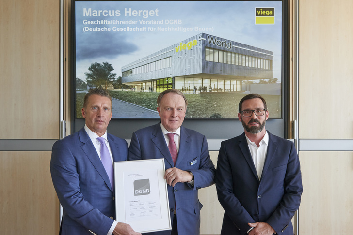 Claus Holst-Gydesen und Walter Viegener bei der Auszeichnung mit dem DGNB-Vorzertifikat in Platin durch Marcus Herget. - Viega - © Viega
Claus Holst-Gydesen und Walter Viegener bei der Auszeichnung mit dem DGNB-Vorzertifikat in Platin durch Marcus Herget. - Viega - © Viega