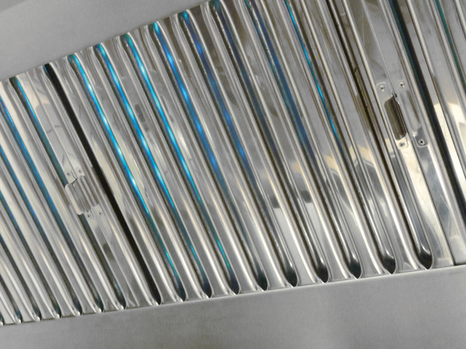 UV-Strahler in Abluftanlage. Blaues Licht darf keinesfalls im Arbeitsbereich erkennbar sein. - BGN