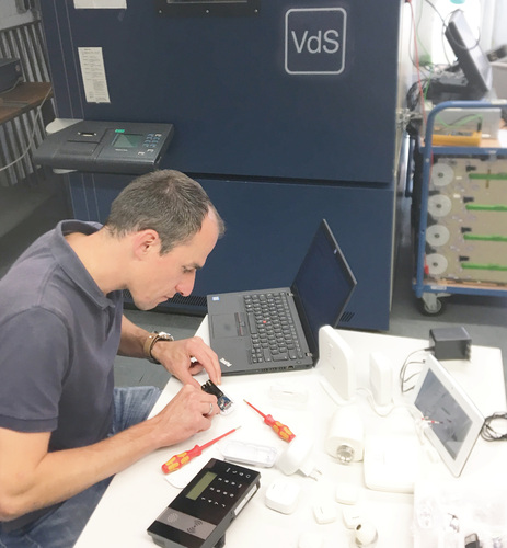 Die europäischen Versicherer beschreiben in einem Positionspapier zahlreiche Schwächen aktueller Smart-Home-Angebote (im Bild eine Prüfung durch die VdS-Laboratorien). - VdS Schadenverhütung