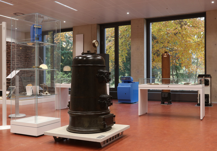 Anhand unterschiedlicher Exponate dokumentiert die Ausstellung in der Universitätsbibliothek Marburg die Geschichte der Zentralheizung. - Buderus - © Buderus
