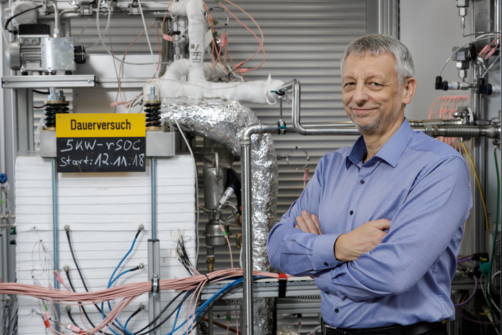 Ludger Blum neben einer reversiblen Hochtemperatur-Brennstoffzelle am Institut für Energie- und Klimaforschung (IEK-3). - © Forschungszentrum Jülich / R.-U. Limbach
Ludger Blum neben einer reversiblen Hochtemperatur-Brennstoffzelle am Institut für Energie- und Klimaforschung (IEK-3). - Forschungszentrum Jülich / R.-U. Limbach