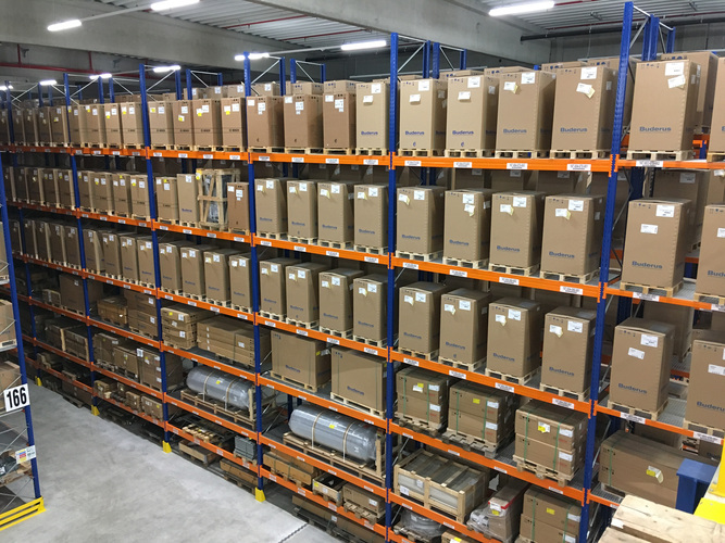 Rund 12.000 Artikel hat Buderus in Butzbach ständig auf Lager, diese sind innerhalb von 24 Stunden lieferbar. - Buderus