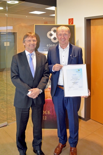 Günther Mertz überreicht Jürgen Speer (rechts) die Mitgliedsurkunde des BTGA. - Stefan Tuschy / BTGA