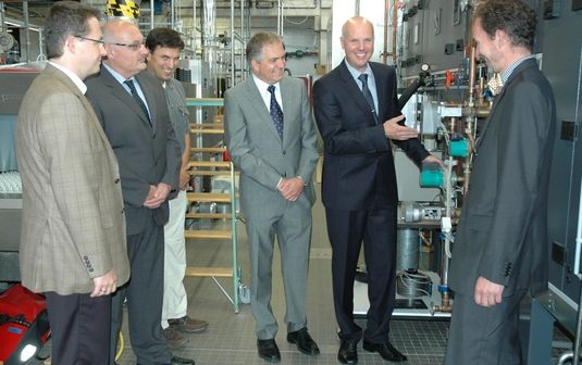 Die neue Versuchsanlage für Raumlufttechnik der FH Münster, an der sich Unternehmen der Klimabranche beteiligt haben, geht in Betrieb (v.l.): Michael van Well, Vorstand Deos AG; Hellmuth Weiß, Geschäftsführer Emco Klima; Dr. Jürgen Maltzahn, Hewitech; Prof. Dr. Christof Wetter, Dekan Fachbereich Energie — Gebäude — Umwelt; Prof. Dr. Bernd Boiting, Leiter Labor für Raumlufttechnik; Gerhard Zug, Geschäftsführer Ciat. - FH Münster - © FH Münster
Die neue Versuchsanlage für Raumlufttechnik der FH Münster, an der sich Unternehmen der Klimabranche beteiligt haben, geht in Betrieb (v.l.): Michael van Well, Vorstand Deos AG; Hellmuth Weiß, Geschäftsführer Emco Klima; Dr. Jürgen Maltzahn, Hewitech; Prof. Dr. Christof Wetter, Dekan Fachbereich Energie — Gebäude — Umwelt; Prof. Dr. Bernd Boiting, Leiter Labor für Raumlufttechnik; Gerhard Zug, Geschäftsführer Ciat. - FH Münster - © FH Münster