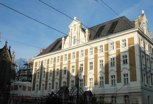 Eine von drei Haltestellen der Tri-Exkursion: Energieeffiziente Sanierung der denkmalgeschützten Wohnanlage Kaiserstraße. - Tri-Gnbr