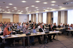 Mehr als 90 Planer, Sachverständige, Handwerker und Fachleute aus Wohnungswirtschaft und Industrie kamen 2012 zum 4. Forum Wohnungslüftung nach Frankfurt. (Quelle HEA) - HEA - © HEA
