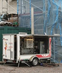 Während der Wintermonate sorgen die mobilen Hotmobil-Heizzentralen für einen unterbrechungsfreien Verlauf der Innenausbauarbeiten. - Hotmobil