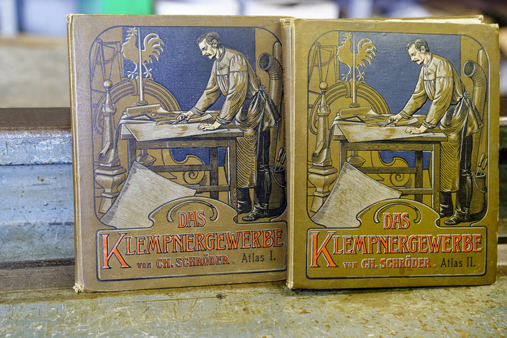 Die Sonderausgaben aus dem Jahr 1896 vermitteln altes, aber heute noch aktuelles Fachwissen der Klempnerei - © Bild: Eisenholz
