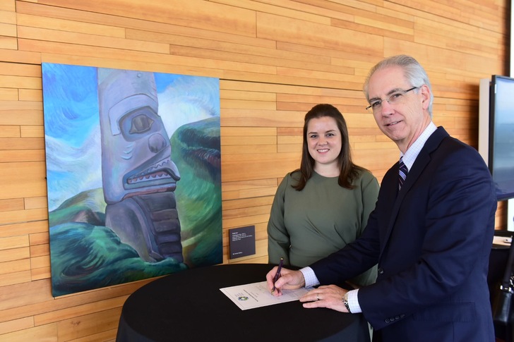 Yves Lemoine (Armstrong, Director Energy Upgrades) unterzeichnet das „Net Zero Carbon Buildings“-Abkommen. - © JonBenjamin Photographry
 Yves Lemoine (Armstrong, Director Energy Upgrades) unterzeichnet das „Net Zero Carbon Buildings“-Abkommen.