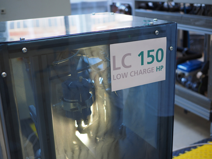 Am Fraunhofer ISE entwickelte Wärmepumpe mit dem klimafreundlichen Kältemittel Propan für eine Aufstellung innerhalb des Hauses. - © Fraunhofer ISE
