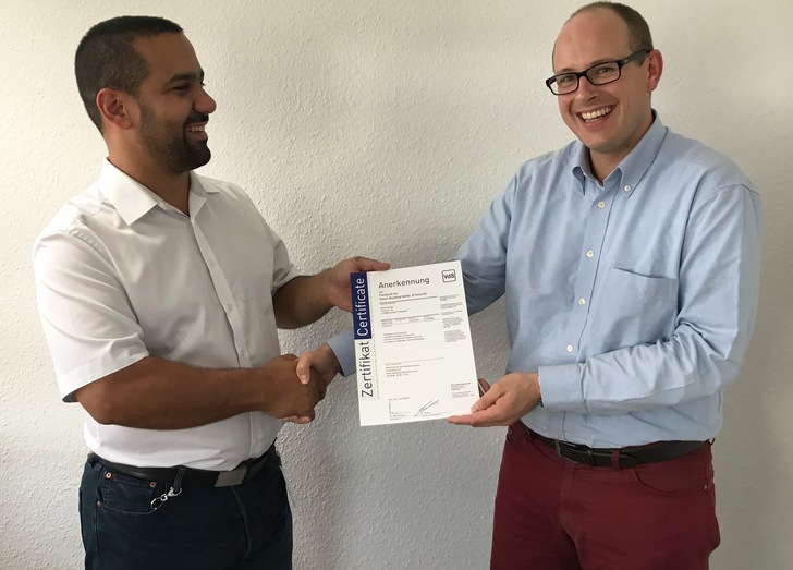 VdS-Zertifikats-Premiere: VdS-Abteilungsleiter Sebastian Brose (rechts) gratuliert Kevin Heneka zur ersten Anerkennung als Fachkraft für Smart Building Safety & Security.