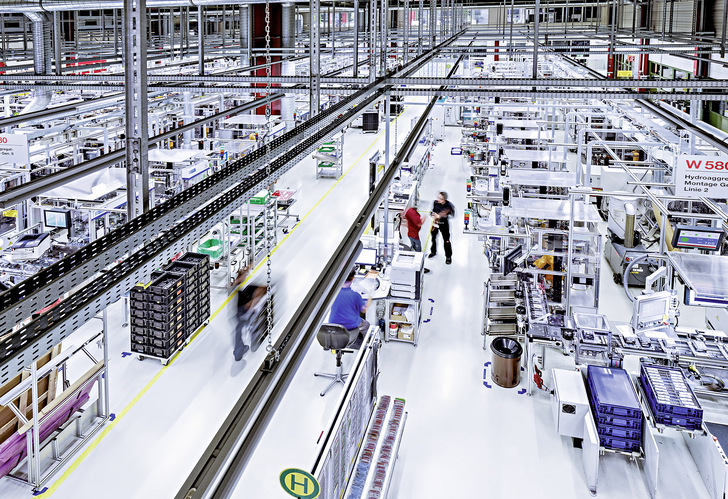 1 Blick in eine Produktionshalle im Bosch-„Werk der Zukunft“ in Blaichach/Immenstadt. - © Bild: Wolfram Schroll / Bosch Kommunikation
