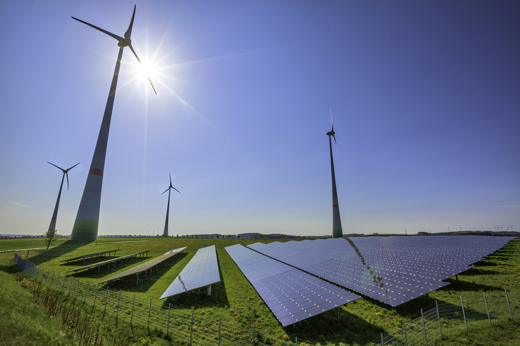 Strom aus erneuerbaren Energien ist eine wichtige Säule der Energiewende. Um die Gesamt- und Anwendungskosten niedrig zu halten, ist die Verwendung in hocheffizienten Systemen erforderlich. Im Gebäudebereich wollen Fraunhofer-Wissenschaftler dies mit elektrokalorischen Wärmepumpen realisieren.