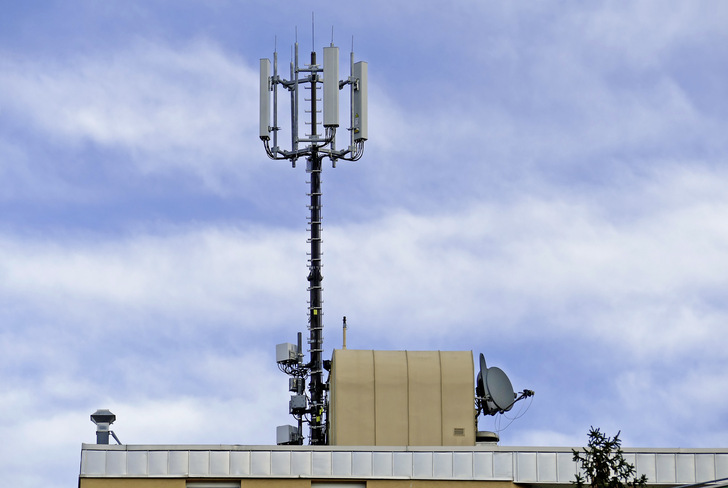 Bild 1 Laut dem Bundesamt für Strahlenschutz (BfS) leiden etwa 2 % der Bevölkerung unter erhöhter Elektrosensibilität. Jetzt müsse geklärt werden, ob durch die Einführung der 5G-Technik die Menschen einer höheren Strahlungsmenge ausgesetzt sind.