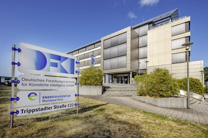 Bild 1 Das Deutsche Forschungszentrum für Künstliche Intelligenz (DFKI) in Kaiserslautern ist auf dem Gebiet innovativer Softwaretechnologien die führende wirtschaftsnahe ­Forschungseinrichtung in Deutschland. - © Bild: Mitsubishi Electric
