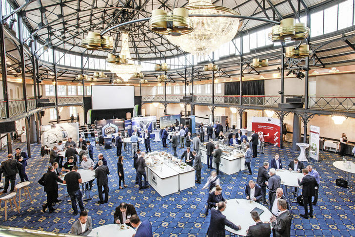 Vortragssaal und Ausstellung in einem – die Alte Reithalle in Stuttgart bot den Rahmen für das erste Datacenter-Symposium in Stuttgart. - © Bild: Weka Fachmedien, Haar
