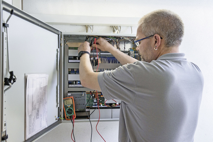 Bild 1 Die Instandhaltung einer RWA-Anlage umfasst die Überprüfung, Pflege und Instandsetzung aller Anlagenkomponenten gemäß Vorgaben des Herstellers. - © Bild: Verband für Fensterautomation und Entrauchung
