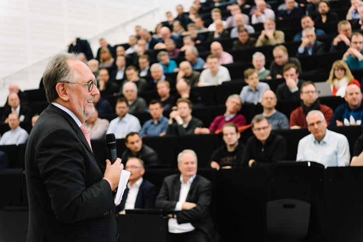 Prof. Dr. Franz-Peter Schmickler führt auch zum 20. Jubiläum durch das Programm des Sanitärtechnischen Symposiums. - © FH Münster / Maxi Krähling
