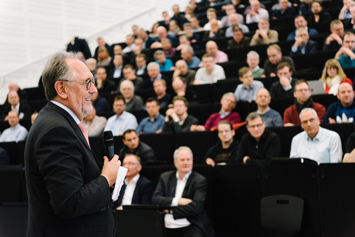 Prof. Dr. Franz-Peter Schmickler führt auch zum 20. Jubiläum durch das Programm des Sanitärtechnischen Symposiums.