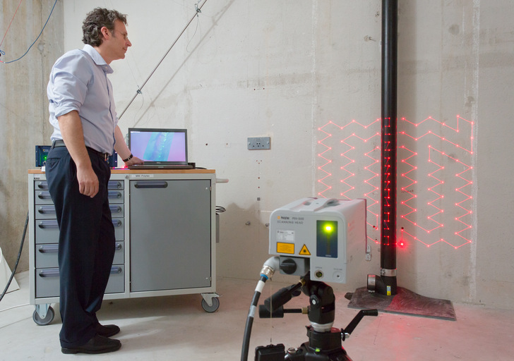 Mit Laserpräzision werden im bauphysikalischen Labor von Geberit die Schwingungen eines Abwasserrohrs gemessen.