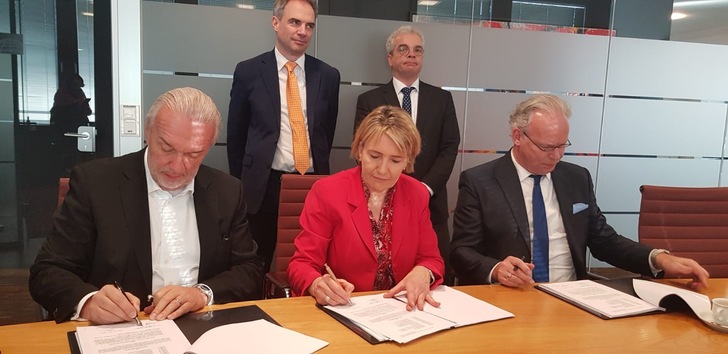 Unterzeichnung zum Gemeinsamen Haus der Erneuerbaren auf dem EUREF-Campus.