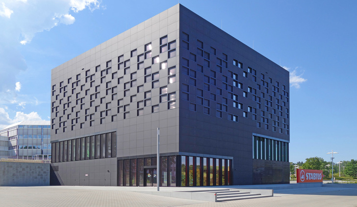 Der Stabilo Cube von Schwan Stabilo in Heroldsberg. Wichtiger Tenor des Verwaltungsgebäudes ist ökologische Nachhaltigkeit. Die Wirtschaftlichkeitsberechnungen von Dess+Falk hatten ergeben, dass die Nutzung von Geothermie am energieeffizientesten ist. Sie wurde für 59 Sonden und 15 Energiepfähle konzipiert. Damit wird, zusätzlich zur freien Kühlung, auch das zentralisierte Rechenzentrum gekühlt. Die Abwärme aus dem Rechenzentrum wird über eine CO 2 -Wärmepumpe auch zur Raumheizung genutzt. Dess+Falk war für die Planung und Objektüberwachung der Elektro-, Förder-, Sicherheits- und Gebäudeleittechnik, sowie der Heizungs-, Lüftungs-, Sanitärtechnik und die Küchenplanung verantwortlich. .